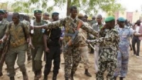 Au Mali, le front des putschistes se fragilise 